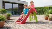 Udendørs rutsjebane til børn, lavet af slidstærk plast med rød glideflade og grøn stige. Kompakt størrelse, velegnet til småbørn. Perfekt til have eller terrasse.