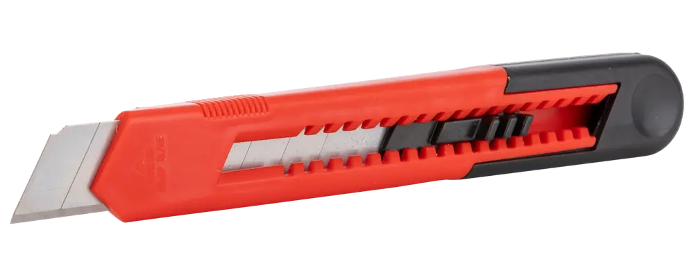 Utdragbar brytbladskniv med segmenterat blad och rött-svart plasthandtag. Har svart skjutreglage för bladjustering och räfflat grepp för säkerhet.