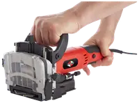 Elektrisk lamelfræser med ergonomisk håndtag, rød og sort krop, justerbar anslag og støvport. Ideel til træarbejde og samling af træpaneler og plader.