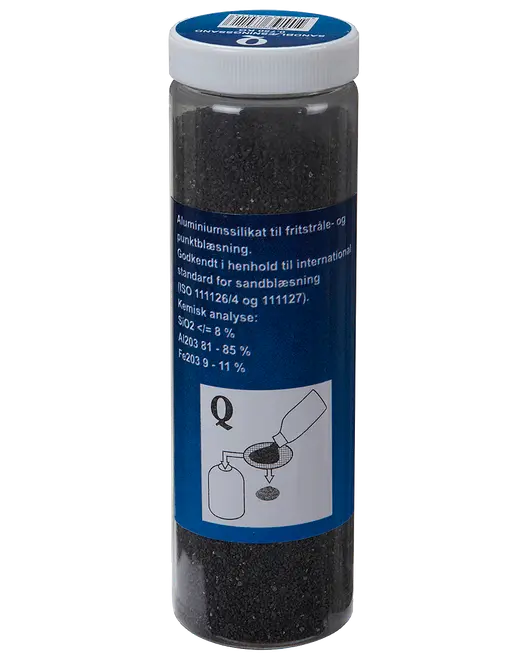 Genomskinlig plastburk med svart blästringsmedel, vitt skruvlock och blå etikett.