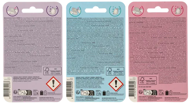 Bagside af tre luftfrisker-refillpakker i lilla, blå og pink med sikkerhedsadvarsler, instruktioner, stregkode og genbrugsinformation. Teksten er lille og detaljeret på hver pakke.