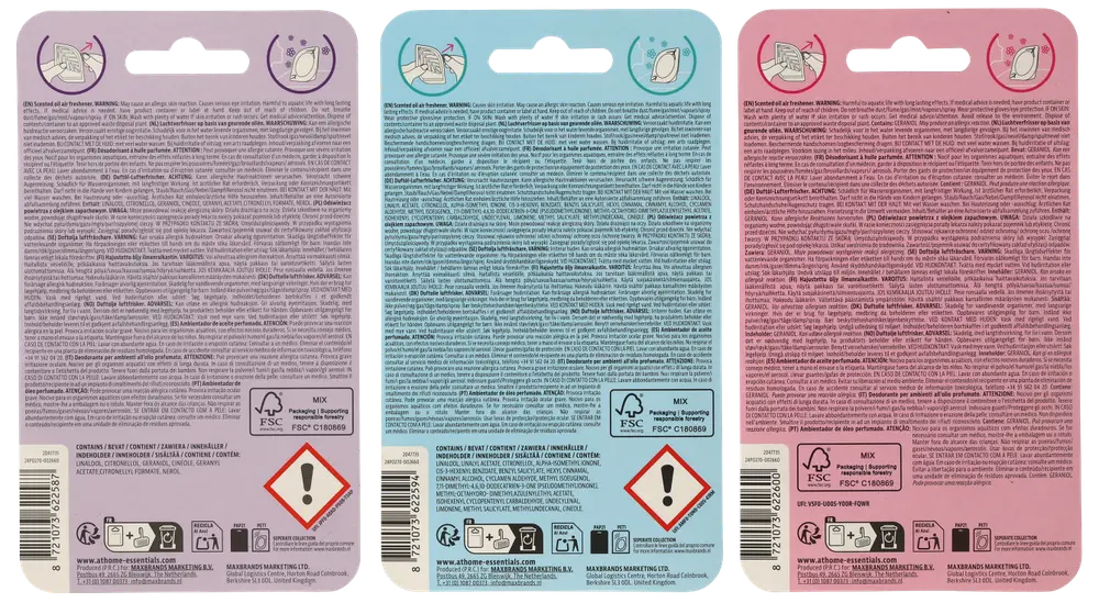 Bagside af tre luftfrisker-refillpakker i lilla, blå og pink med sikkerhedsadvarsler, instruktioner, stregkode og genbrugsinformation. Teksten er lille og detaljeret på hver pakke.