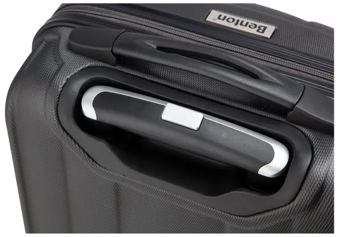Närbild av svart hård resväska med silverfärgat handtag och tryckknapp. Texturerad yta och robust konstruktion. Märket "BenTon" syns upptill.