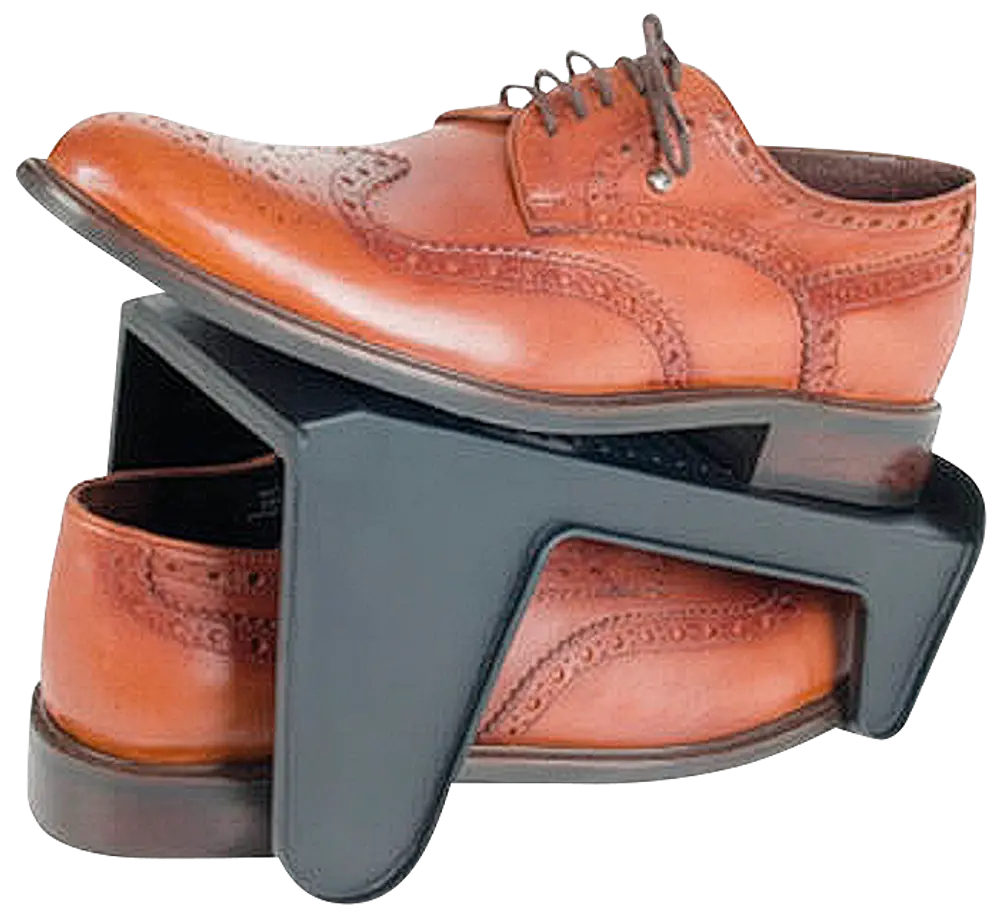 Brune lædersko placeret på en sort plastik skoopbevarer, som holder skoene stablet for at spare plads og holde dem organiseret.