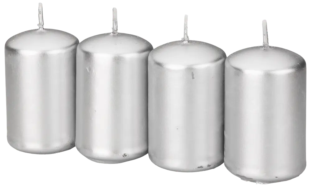 Sæt med fire sølvfarvede bloklys med glat, cylindrisk form og flad top. Hver lys har en centreret væge, perfekt til dekoration eller hyggelig belysning.