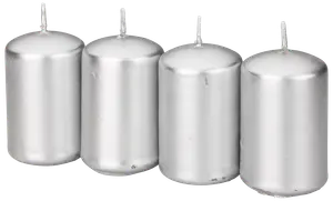 Sæt med fire sølvfarvede bloklys med glat, cylindrisk form og flad top. Hver lys har en centreret væge, perfekt til dekoration eller hyggelig belysning.
