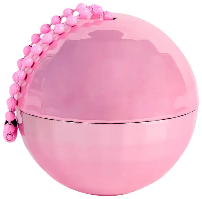 Rund, blank lyserød keramisk sparebøsse formet som en kugle med møntindkast øverst og en dekorativ lyserød perlekæde over siden.