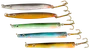 Sæt med fem metalfiskekroge i forskellige farver, hver med realistisk øje og trekrog i den ene ende, velegnet til forskellige fiskeforhold.