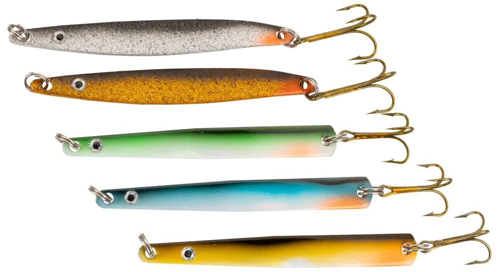 Set med fem metallfiskedrag i olika färger, varje med realistiskt öga och trekrok i ena änden, passar för olika fiskeförhållanden.