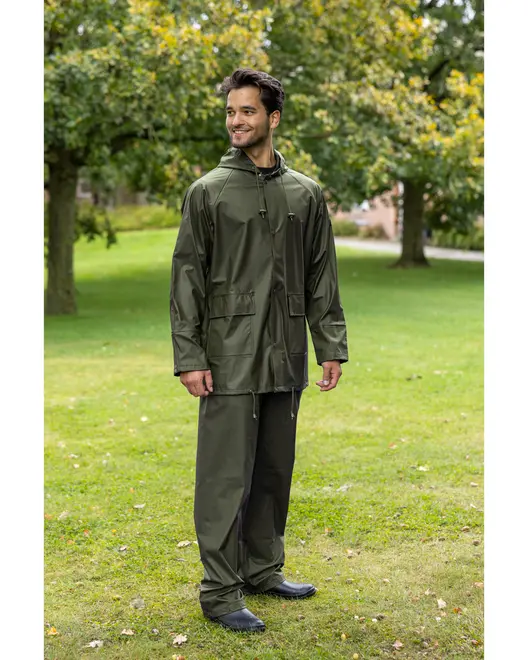 To-delt olivengrøn regndragt med hættejakke og matchende bukser i vandtæt materiale. Jakken har frontlommer, justerbare snore i hætte og kant samt trykknapper.