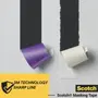 Sammenligning af to malertape på malede overflader, hvor Scotch tape giver skarpe malingskanter og den anden ujævne. Med 3M Technology Sharp Line branding.