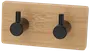 Væghængt knagerække med to sorte metalknager på en rektangulær base af lyst træ. Moderne, minimalistisk design til ophæng af jakker, hatte eller tasker.