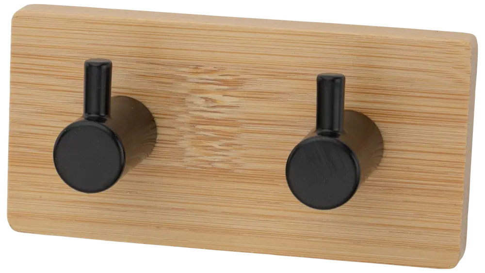 Väggmonterad kroklist med två svarta metallkrokar på en rektangulär ljus träplatta. Modern, minimalistisk design för jackor, hattar eller väskor.