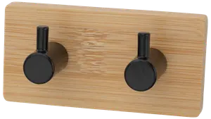 Väggmonterad kroklist med två svarta metallkrokar på en rektangulär ljus träplatta. Modern, minimalistisk design för jackor, hattar eller väskor.