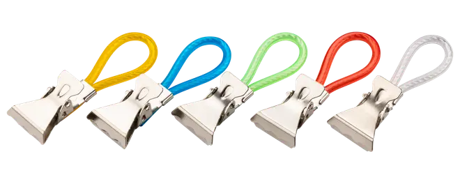 Set med fem metallklämmor med färgade plastöglor (gul, blå, grön, röd, vit). Perfekt för att organisera papper eller hänga upp saker. Hållbara och återanvändbara.