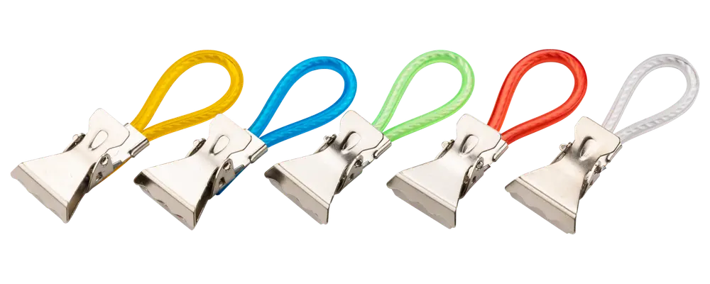 Sæt med fem metalclips med farvede plastløkker (gul, blå, grøn, rød, hvid). Perfekt til organisering af papirer eller ophængning. Holdbare og genanvendelige.