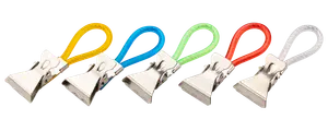 Sæt med fem metalclips med farvede plastløkker (gul, blå, grøn, rød, hvid). Perfekt til organisering af papirer eller ophængning. Holdbare og genanvendelige.