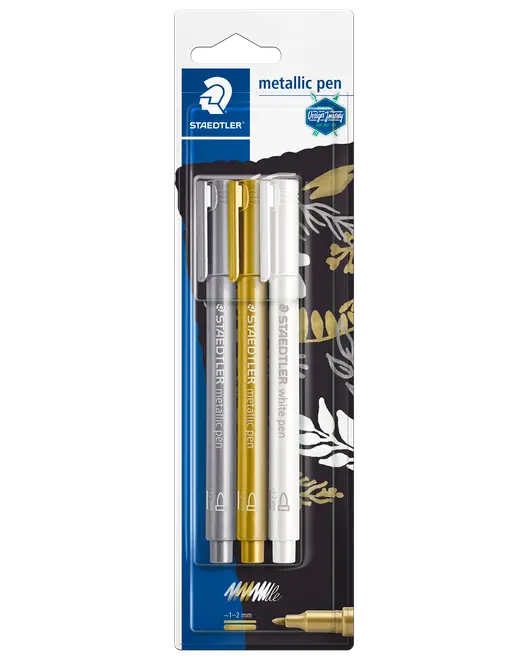 Sæt med tre Staedtler metallic tuscher i sølv, guld og hvid. Hver pen har en 1-2 mm spids, ideel til dekoration på mørkt eller lyst papir.