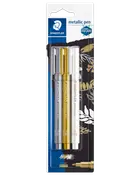 Sæt med tre Staedtler metallic tuscher i sølv, guld og hvid. Hver pen har en 1-2 mm spids, ideel til dekoration på mørkt eller lyst papir.
