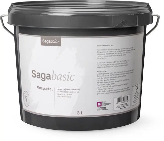 Sort plastspand med hank, mærket 'Sagacolor Sagabasic Finsparkel', 3 liter. Til fin overfladefinish på vægge og lofter. Hvid overflade, detaljeret vejledning på etiketten.