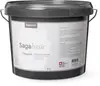 Tube med Sagacolor Sagabasic finspartel, 200 mL. Hvid emballage med grå detaljer, velegnet til væg- og loftreparationer. Skruelåg for nem påføring.