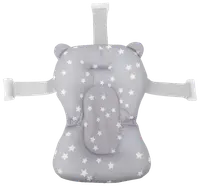 Grå badkudde för baby med vitt stjärnmönster, mjuk stoppning, björnöron och justerbara remmar för säker fastsättning i badkar. Ger komfort och stöd för spädbarn.