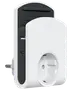 Vit och svart väggadapter med ett europeiskt eluttag och två USB-portar på sidan. Kompakt, modern design för laddning av flera enheter samtidigt.