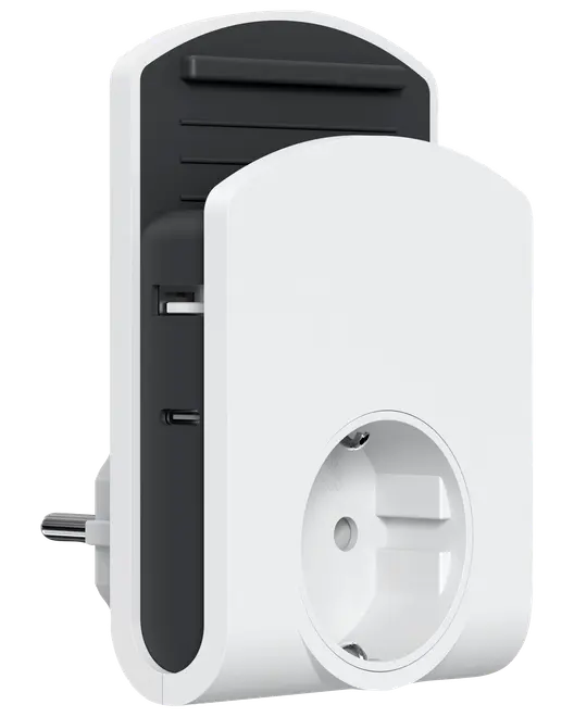 Vit och svart väggadapter med ett europeiskt eluttag och två USB-portar på sidan. Kompakt, modern design för laddning av flera enheter samtidigt.