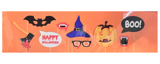 Set med Halloween-fotorekvisita: fladdermus, yxa, vampyrmun, häxhatt, glasögon, pumpa, pratbubblor med 'Happy Halloween' och 'Boo!', samt monstermun.