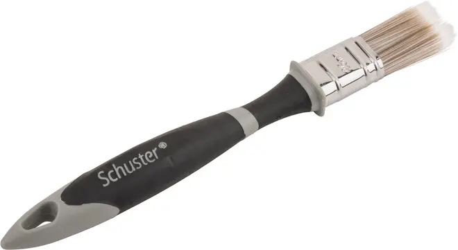 Målarpensel med svart och grå ergonomiskt handtag, silverfärgad metallhylsa och vita syntetborst. Handtaget har hål för upphängning och Schuster-märke tryckt på.