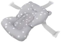 Mjuk, vadderad badkudde för baby i ljusgrått med vita stjärnor, ergonomiskt formad och med fyra justerbara remmar för säker fastsättning i badkar eller diskho.