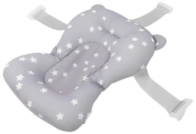 Mjuk, vadderad badkudde för baby i ljusgrått med vita stjärnor, ergonomiskt formad och med fyra justerbara remmar för säker fastsättning i badkar eller diskho.