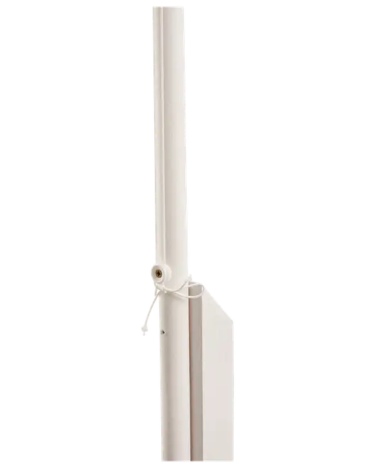 Hvidt metalflagstang med lineholder og snor, designet til udendørs brug. Har en glat cylindrisk form og robust konstruktion til sikker montering af flag.