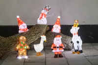 Uppsättning belysta juldekorationer med tomte, snögubbar, ren, pepparkaksgubbe och gås, tillverkade av genomskinligt material med inbyggda LED-lampor för festlig inomhus- eller utomhusbruk.