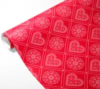 Rött presentpapper med vita hjärtan och snöflingemönster i rutnät. Festlig design för högtider, gåvor och speciella tillfällen. Levereras på rulle.