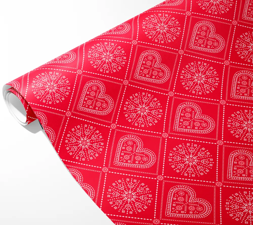 Rött presentpapper med vita hjärtan och snöflingemönster i rutnät. Festlig design för högtider, gåvor och speciella tillfällen. Levereras på rulle.