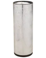 Hög cylindrisk silvervas med reflekterande yta och subtila stjärnmönster, perfekt för modern inredning eller som mittpunkt för blommor eller dekorationer.