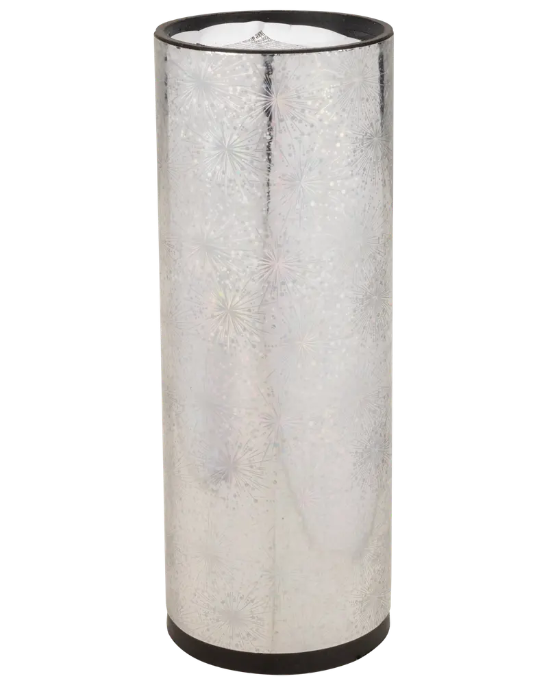 Hög cylindrisk silvervas med reflekterande yta och subtila stjärnmönster, perfekt för modern inredning eller som mittpunkt för blommor eller dekorationer.