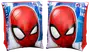 Ett par uppblåsbara Spider-Man armringar för simning, med röd och svart Spider-Man-mask på blå bakgrund. Passar barn, ger flytkraft och säkerhet i vattnet.