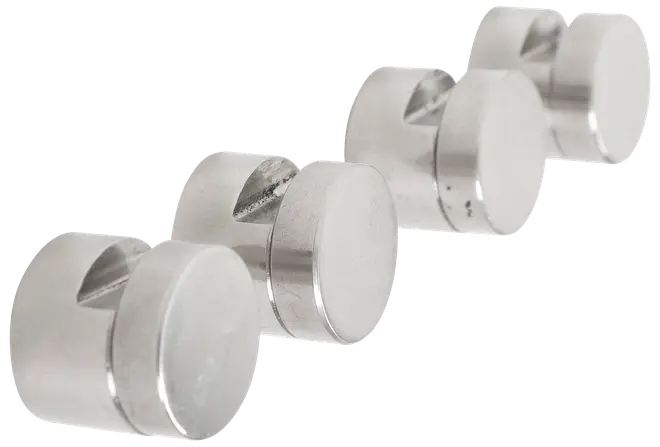 Sæt med fire runde, sølvfarvede metalafstandsstykker med slids til montering. Glat, poleret overflade, ideel til fastgørelse af glas eller skilte på vægge. Moderne design.