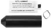 Svart butylgummikit med cylindrisk stav, metallklämma och instruktion. Används som tätningsmassa, särskilt runt kablar och jordspett. Lösningsmedelsfritt material.