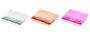 Tre blanke, firkantede kosmetikpunge eller clutches i sølv, rosaguld og pink med metallisk finish og bølget kant.
