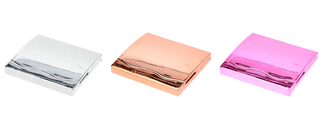 Tre blanke, firkantede kosmetikpunge eller clutches i sølv, rosaguld og pink med metallisk finish og bølget kant.