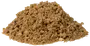 En bunke brun, grov, granuleret krydderiblanding med synlige små stykker og prikker, velegnet til krydring af mad. Teksturen virker smuldrende og tør.