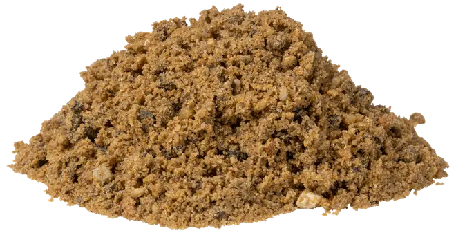 En bunke brun, grov, granuleret krydderiblanding med synlige små stykker og prikker, velegnet til krydring af mad. Teksturen virker smuldrende og tør.
