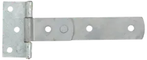 Galvaniseret stål T-hængsel med fem skruehuller, velegnet til porte eller døre. Rektangulært design med bred monteringsplade og lang arm for sikker fastgørelse og jævn drejning.