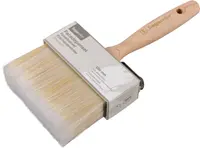 Bred pensel med lyse børster, træhåndtag og metalbånd. Velegnet til maling af store flader. Håndtaget har ophængshul. Børstens bredde er 100 mm.