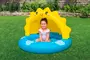 Oppustelig blå børnepool med gul solformet baldakin til skygge, dekoreret med smilende ansigt. Velegnet til små børn, perfekt til udendørs brug på græsplæne.