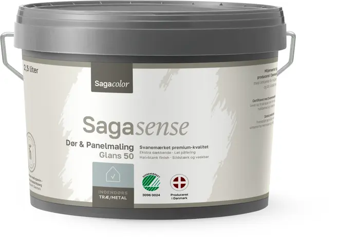 2,5-liters spand Sagacolor Sagasense dør- og panelmaling, halvblank glans, til indendørs træ og metal, miljømærket, produceret i Danmark, slidstærk og vaskbar.