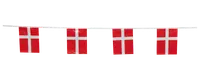 Guirlande med fire rektangulære dannebrogsflag, røde med hvidt kors, lavet af let materiale, velegnet til festlig dekoration inde eller ude.
